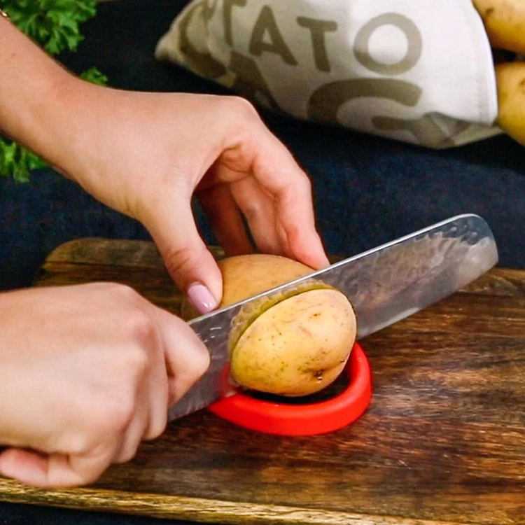 Enkelt verktyg för att skärahasselbackspotatis