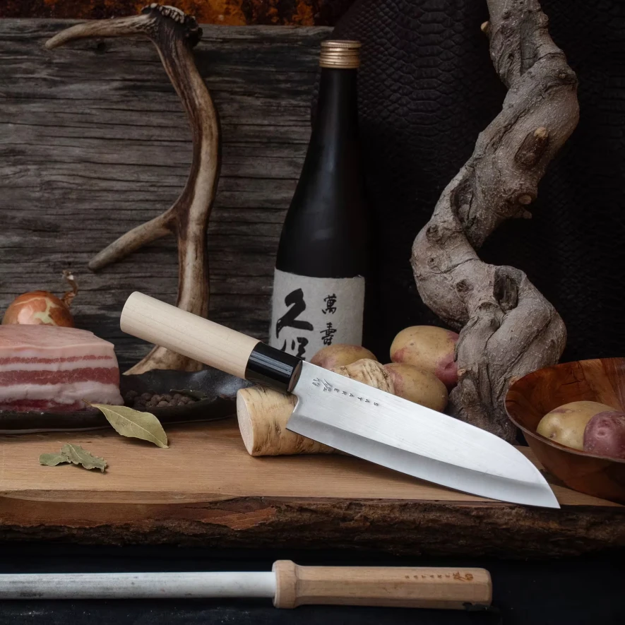 En Satake Houch kockkniv i köket