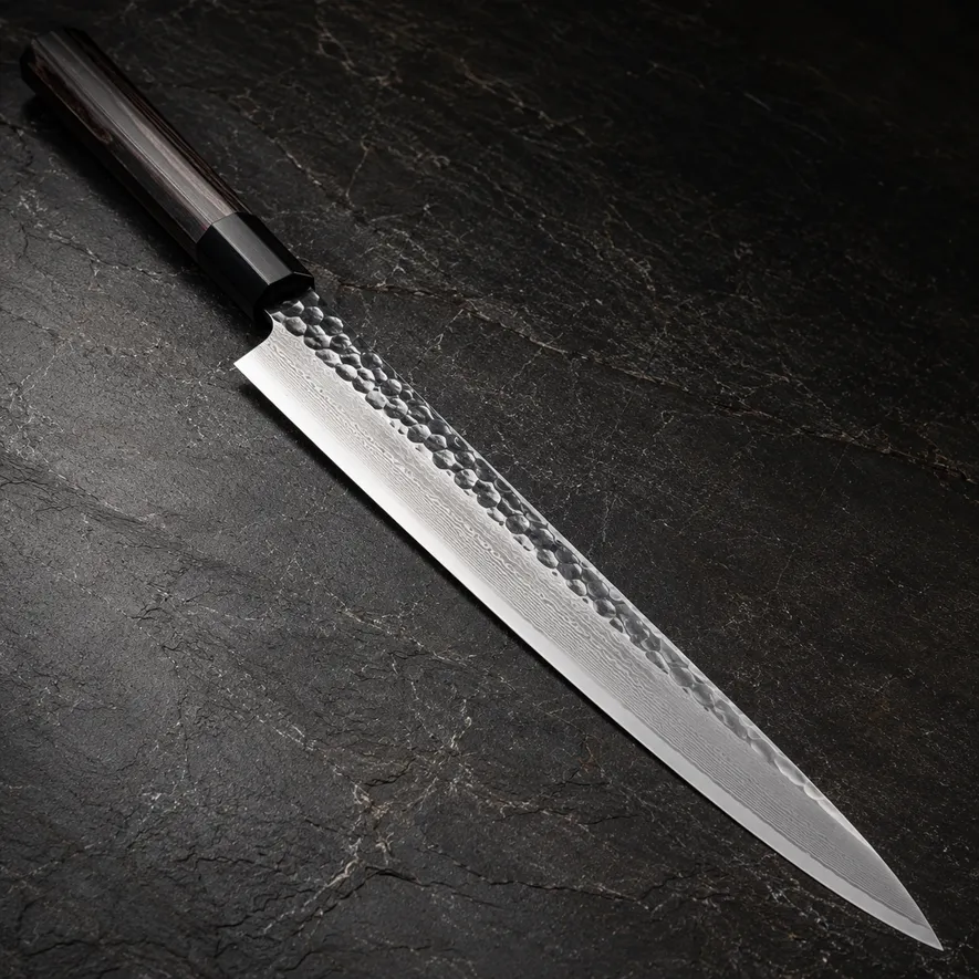 Sujihiki japansk trancherkniv med lång smal klinga på träunderlag
