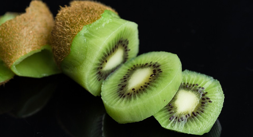 Kiwi, skalad och skivad